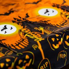   Halloween-i asztalterítő - alumínium hatású - 137 x 183 cm - sírköves